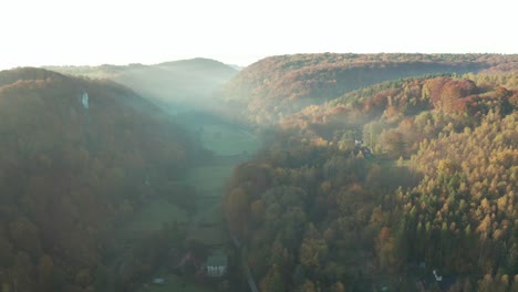 Vista-Aérea-Del-Amanecer-De-La-Montaña-De-Niebla