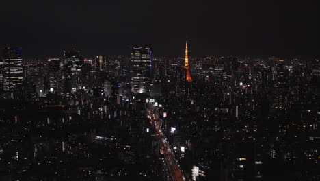 Paisaje-Urbano-Y-Torre-De-Tokio---La-Hermosa-Ciudad-De-Tokio-Por-La-Noche-Con-Tráfico-En-Japón