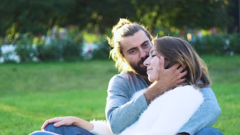 couple kissing in park