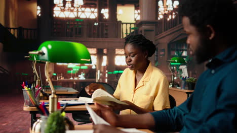 académicos afroamericanos leyendo notas del curso y comparando información