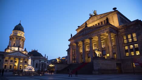 plano general exterior de la casa de conciertos konzert en berlín, alemania por la noche