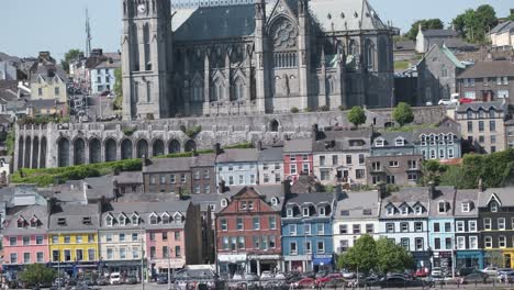 la vista desde el agua al panorama de la ciudad de cobh, cerca de la catedral y la fila de casas en un día soleado de verano