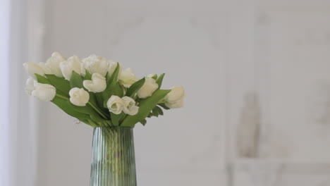 mujer alérgica oliendo ramo de flores y estornudos