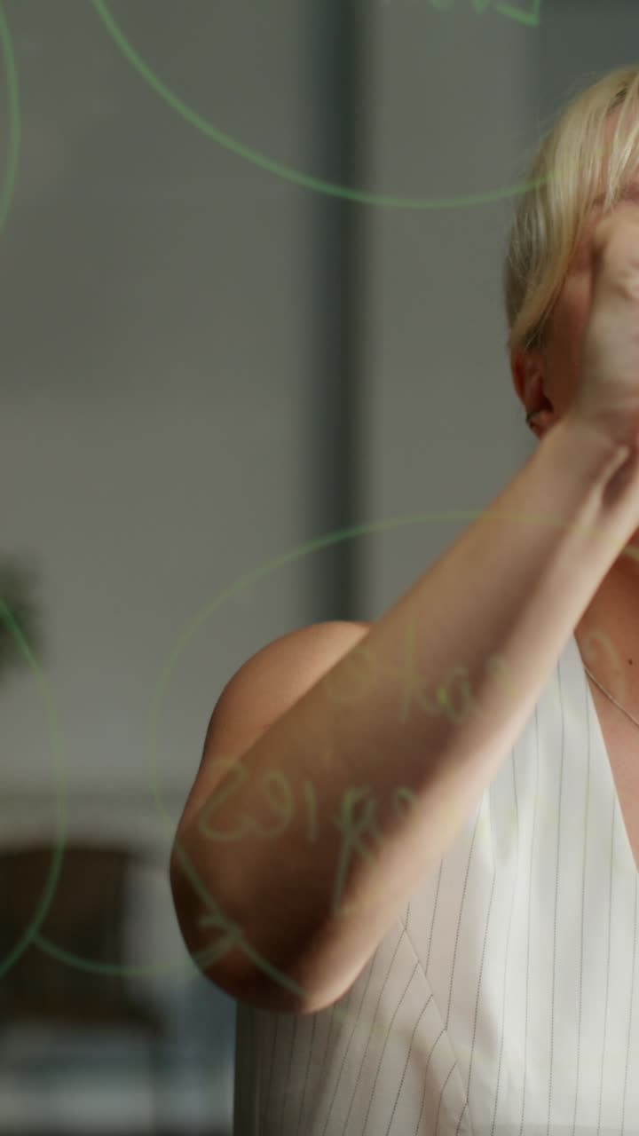 женщина на совещании, размышляющая над идеями.