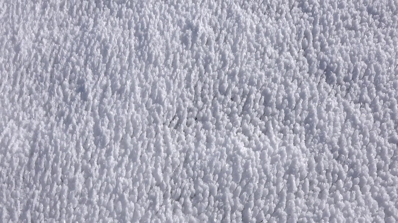 冬の質感のある雪の表面のクローズアップ