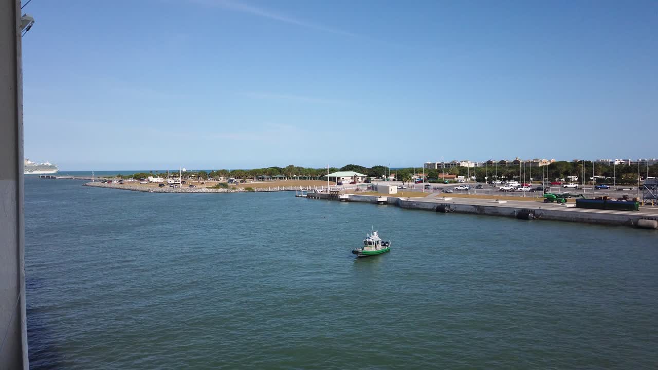 el barco de la oficina del alguacil del condado de brevard observa cómo el crucero sale de puerto cañaveral, florida