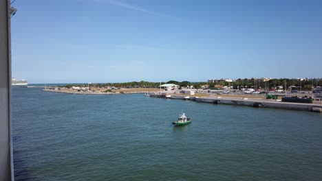 el barco de la oficina del alguacil del condado de brevard observa cómo el crucero sale de puerto cañaveral, florida
