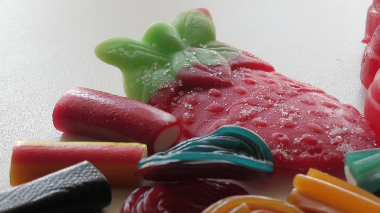 집에서 스튜디오 환경에서 테이블 위에 혼합 된 젤리와 달이에 대한 느린 패닝 움직임