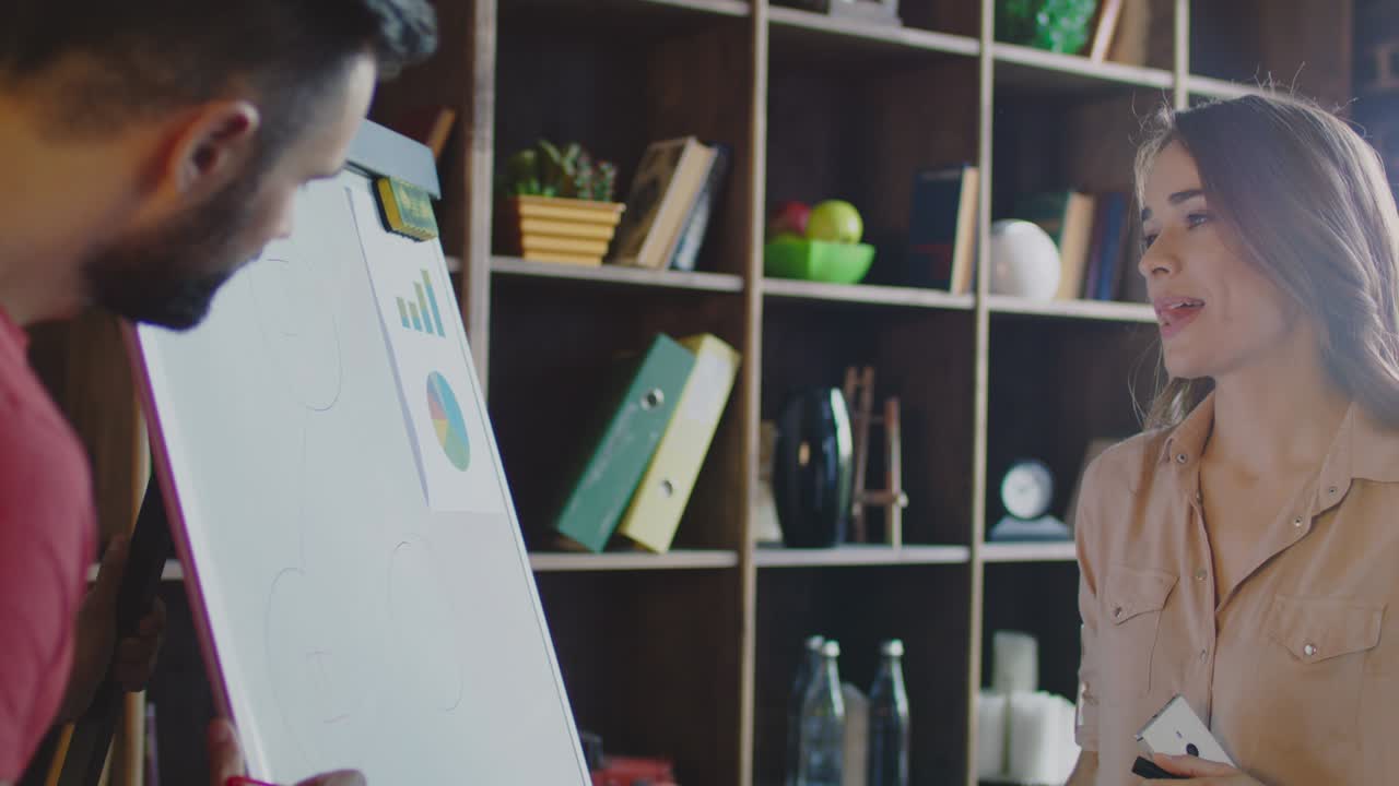 mujer de negocios discutiendo el plan de trabajo con un colega. concepto de planificación estratégica