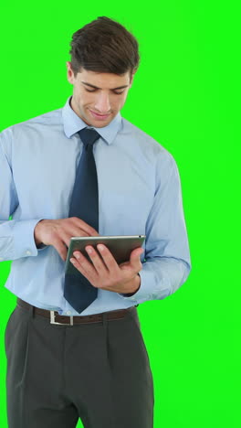 hombre de negocios de pie y usando una tableta