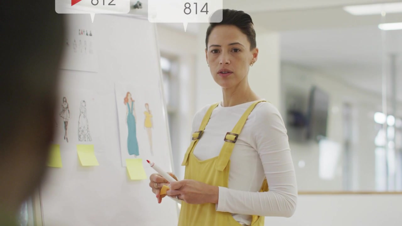 Tasarımcı telefonuna dokunarak moda çizimlerini ve sunucuyu kaplayan uyarıları tetikliyor, bu da bir hareketlilik yaratıyor.