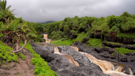 Pools-Von-&#39;Ohe&#39;o,-Auch-Bekannt-Als-Sieben-Heilige-Pools-Auf-Maui,-Hawaii