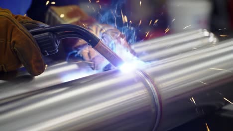 welding metal pipes