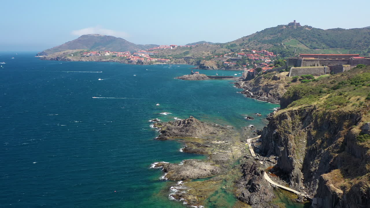 toma aérea cerca de la ciudad histórica y el puerto de collioure y la frontera española francesa en el mar mediterráneo