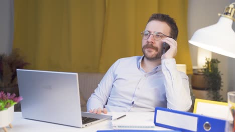 trabajador de oficina en casa hombre teléfono enojado realiza una llamada de negocios.