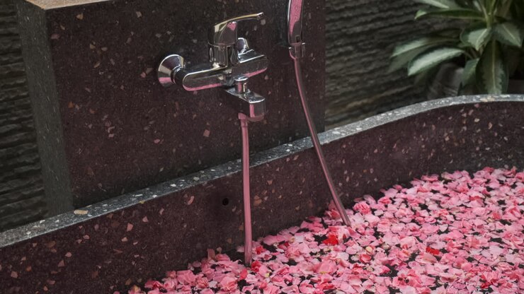 Vasca idromassaggio riempita di petali di rosa