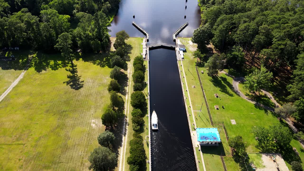 vista aérea del barco que se acerca a las esclusas del canal a lo largo de la vía fluvial intercostera en chesapeake