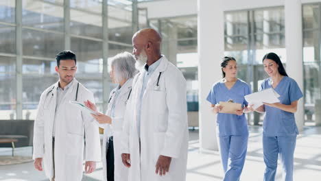 planificación, consulta y tableta con los médicos