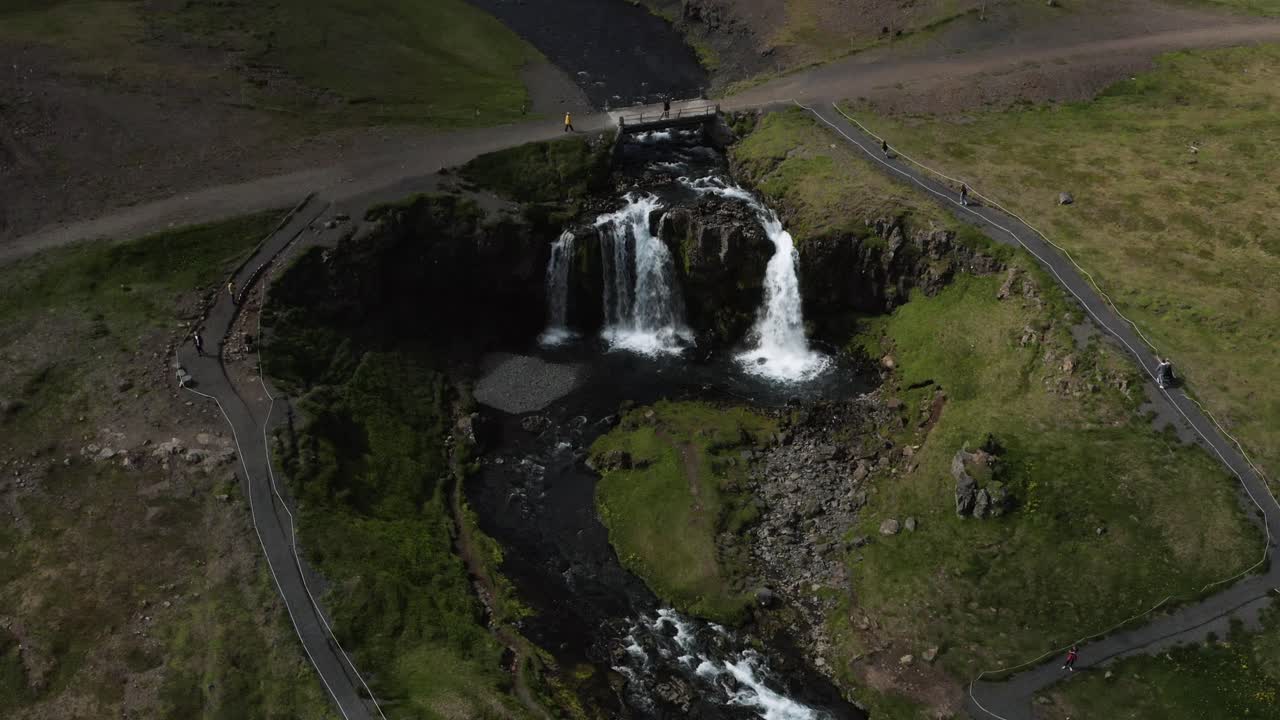 cascada de kirkjufellsfoss en el paisaje cubierto de musgo de islandia cerca de la montaña kirkjufell