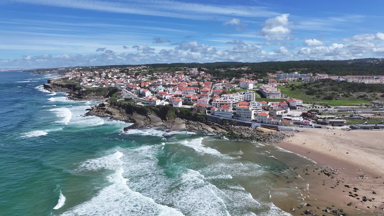 Apple Beach em Sintra, no distrito de Lisboa, Portugal. Paisagem de praia. Paisagem marítima natural. Destino de viagem. Apple Beach em Sintra, no distrito de Lisboa, Portugal. Água turquesa