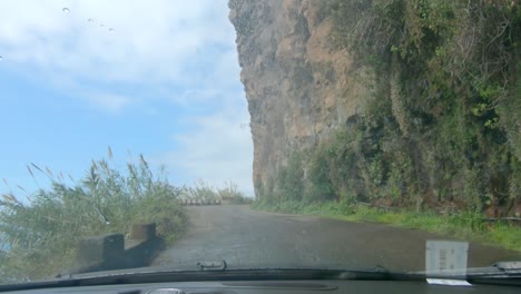 lavado de autos en cascada natural extrema en las rocas de madeira