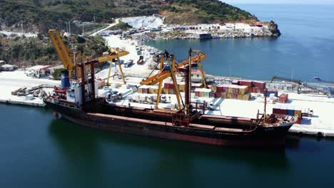 vista aérea de la cantera de mármol con rocas y bloques de mármol en la isla de marmara, balikesir, turquía