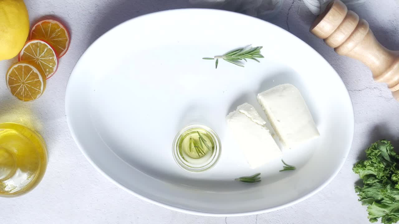 preparando un plato con queso, tomates y hierbas