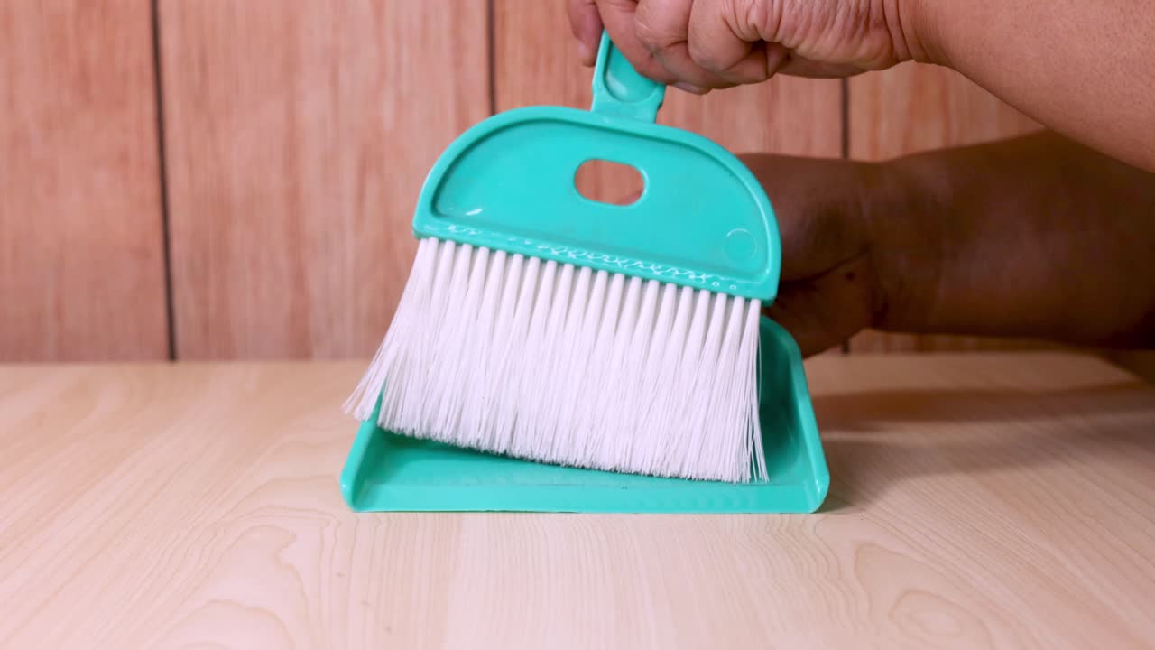 청소 표면은 dustpan 및 브러시 도구로 청소합니다.