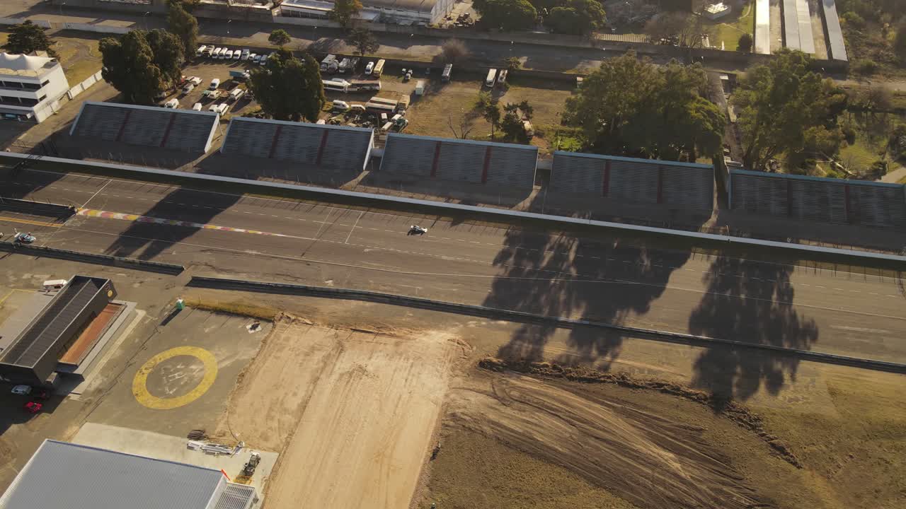 toma de seguimiento de un auto de carreras corriendo en la pista de auto drome en buenos aires, argentina.