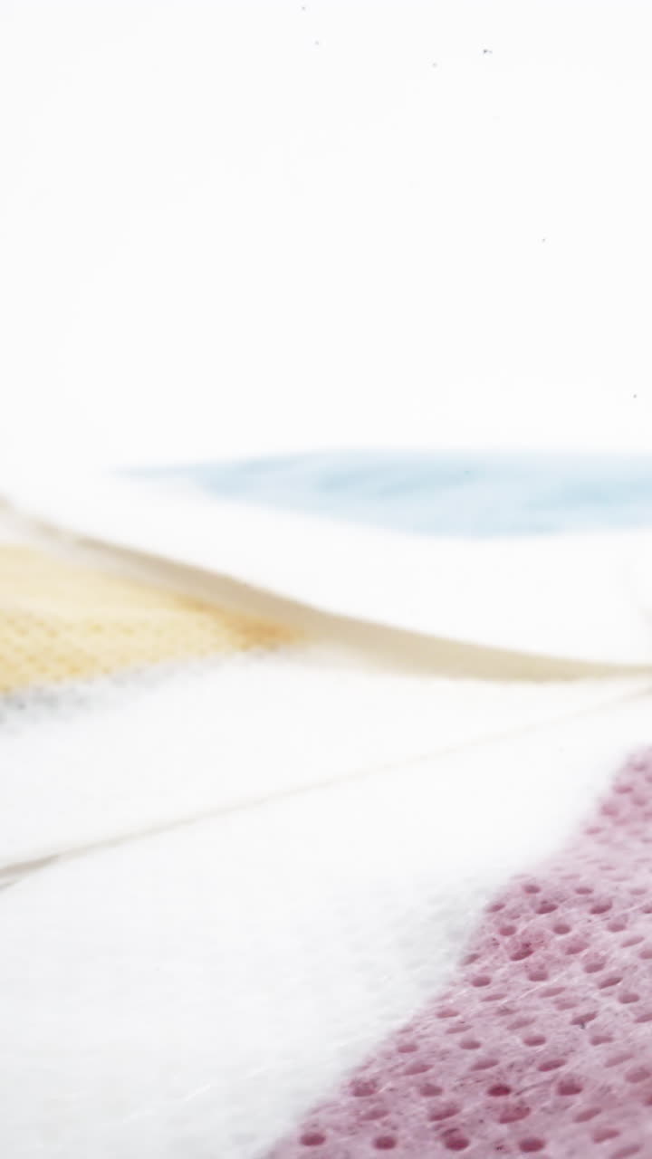 다양한 색의 스폰지와 색 공간을 가진 청소 패드