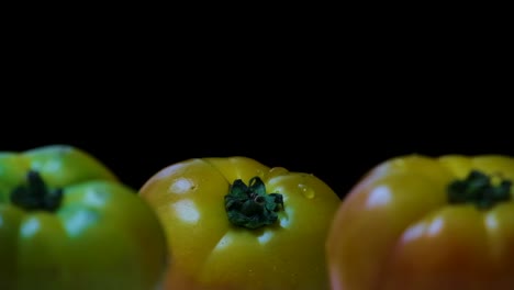 gotas de agua que caen en cámara lenta en los tomates frescos