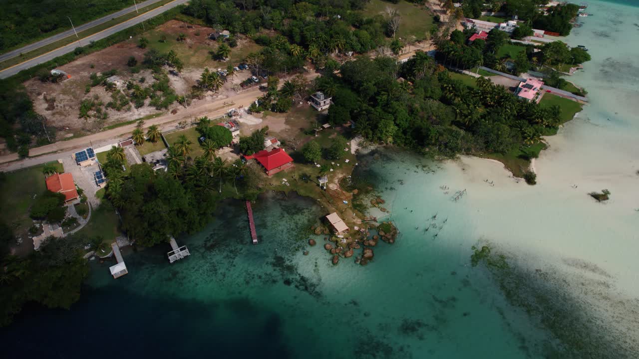 dron de 4k volando sobre los árboles y la playa mostrando el océano y la costa