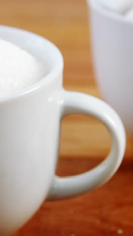 taza de azúcar en polvo y cubo de azúcar