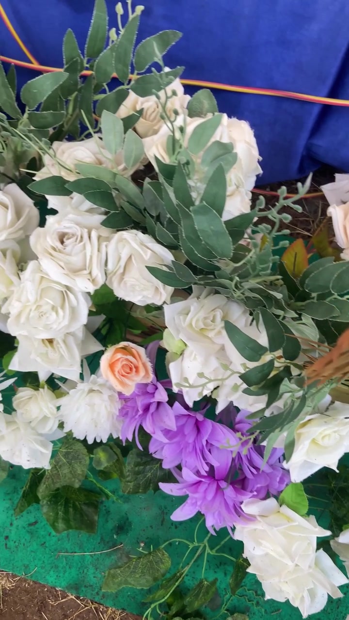 Composizione di fiori artificiali bianchi e viola per la decorazione di eventi
