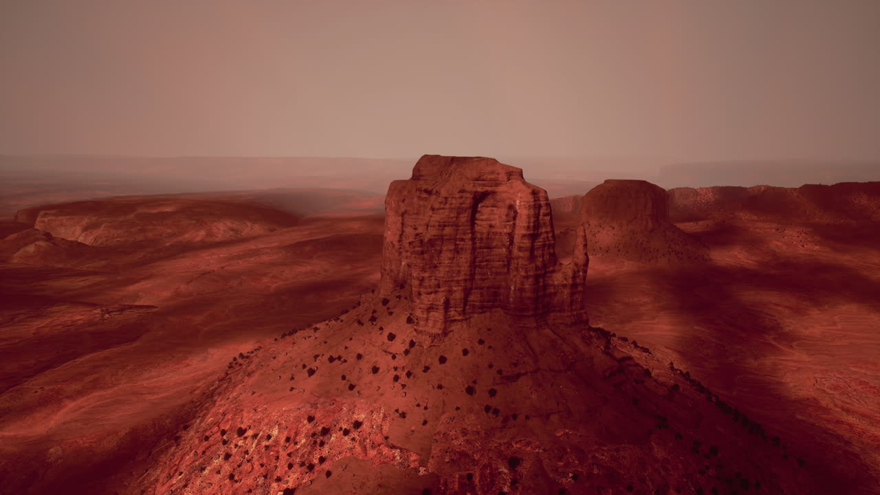 высокая скальная формация поднимается из красной пустыни марса.