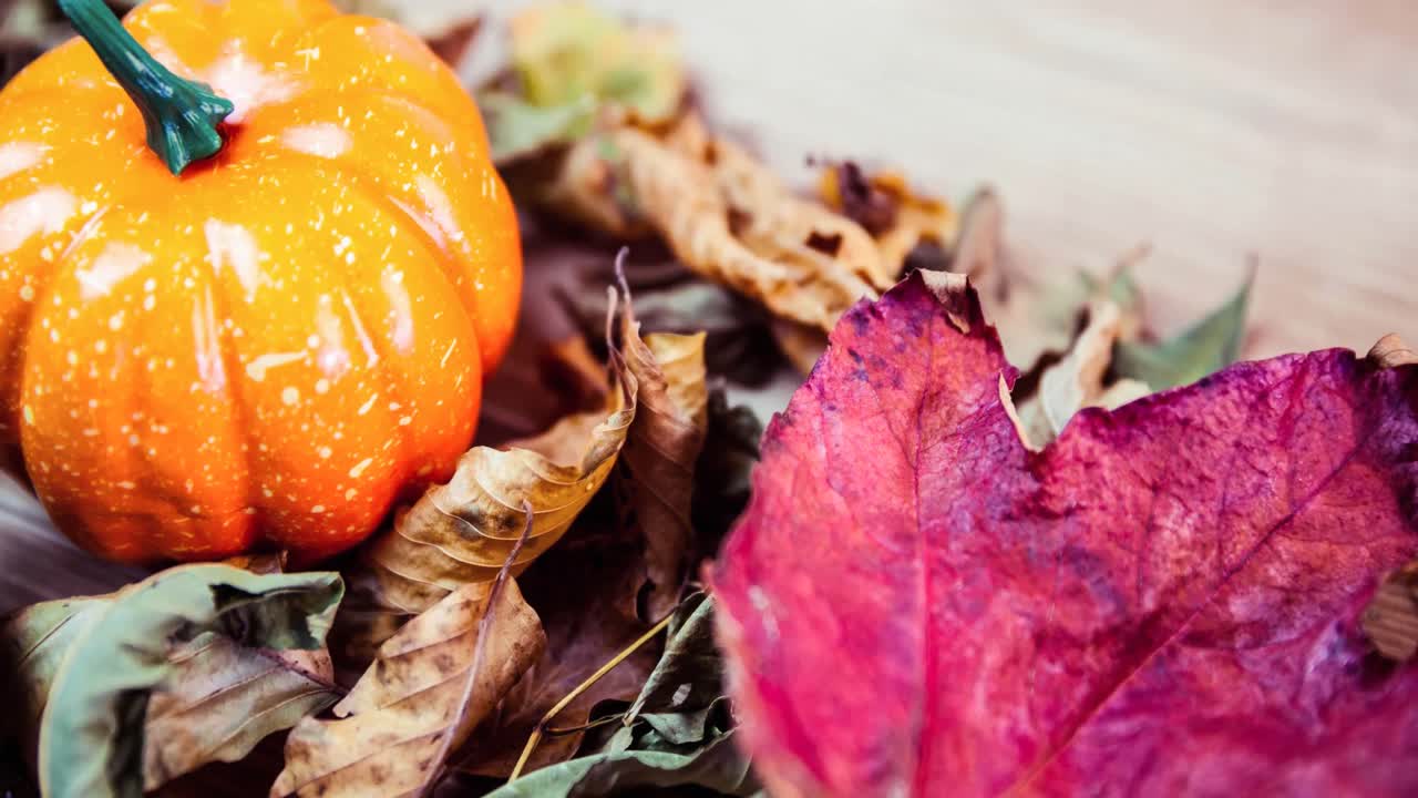 animación de calabaza y hojas de otoño sobre fondo de madera