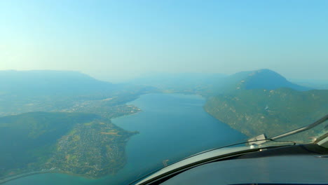 pov desde la cabina del avión volando sobre el lago bourget hacia el aeropuerto de chambery savoie mont blanc en francia