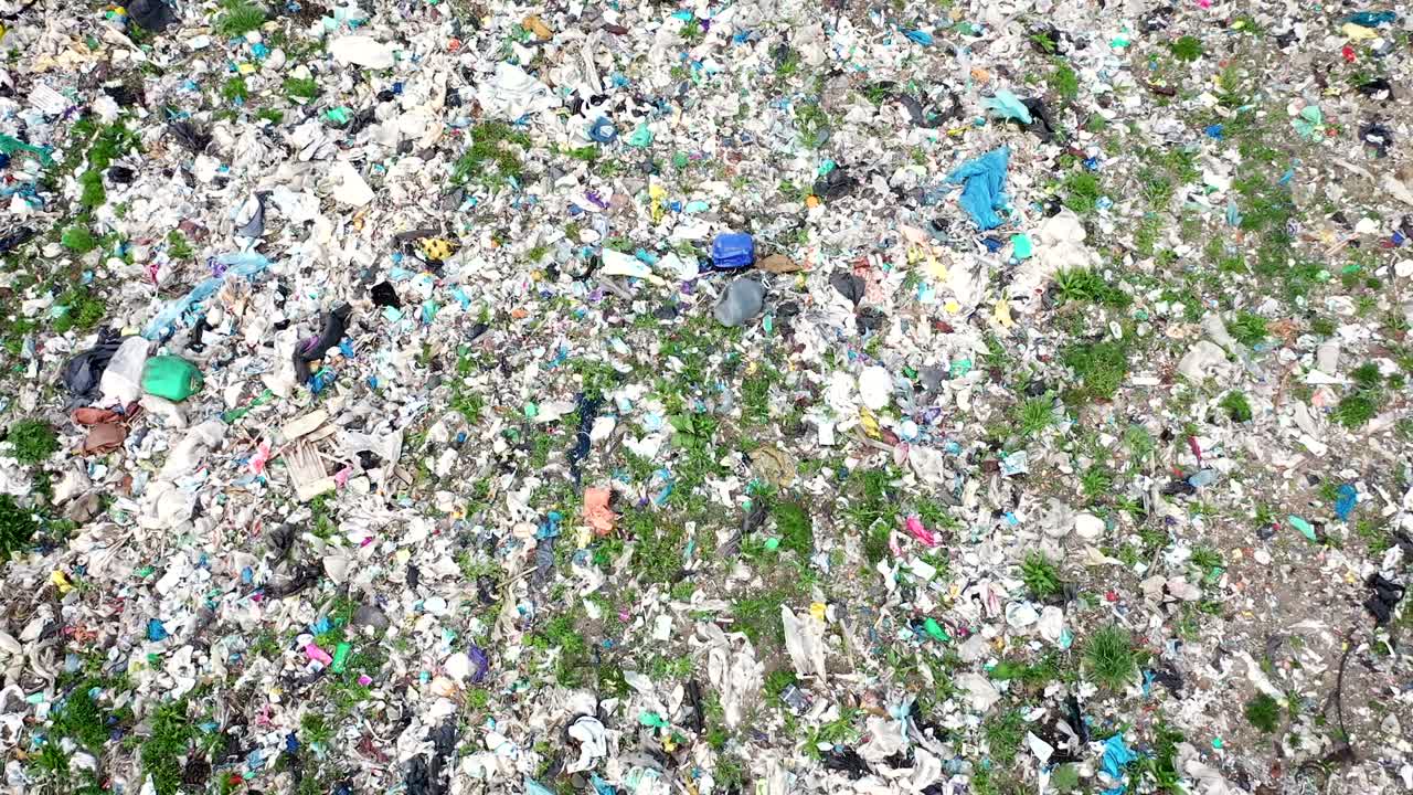 gran área de basura de plástico tiro aéreo volando en un círculo hacia arriba