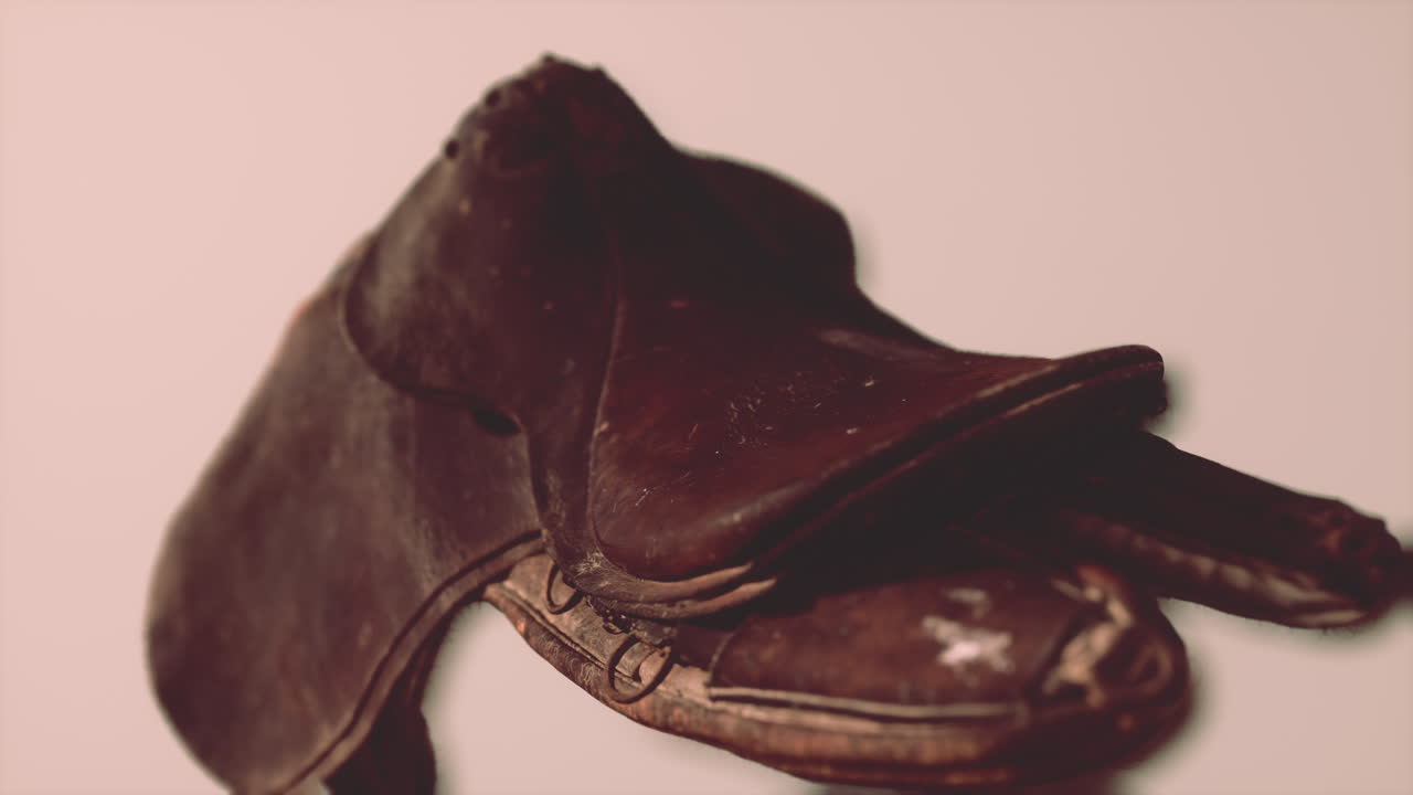 vieja silla de caballo de doma de cuero vintage usada