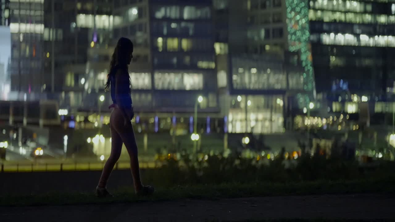 도시에서 밤에 고 있는 소녀