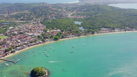 Toma-Aérea-Sobre-Las-Coloridas-Aguas-Verdes-De-La-Bahía-De-Buzios-En-Brasil