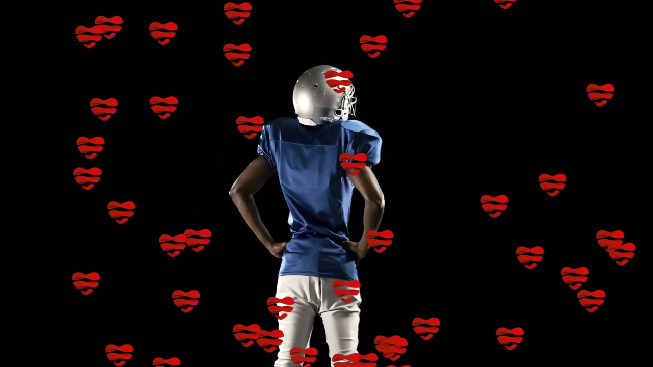 Jugador de fútbol americano con casco plateado en el fondo, mientras corazones rojos flotan simbolizando el amor de los fans