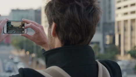 Retrato-Atractivo-Joven-Caucásico-Usando-Un-Teléfono-Inteligente-Tomando-Fotos-De-Una-Ciudad-Ocupada-Al-Atardecer-En-La-Tecnología-De-La-Cámara-Del-Teléfono-Móvil-En-Cámara-Lenta