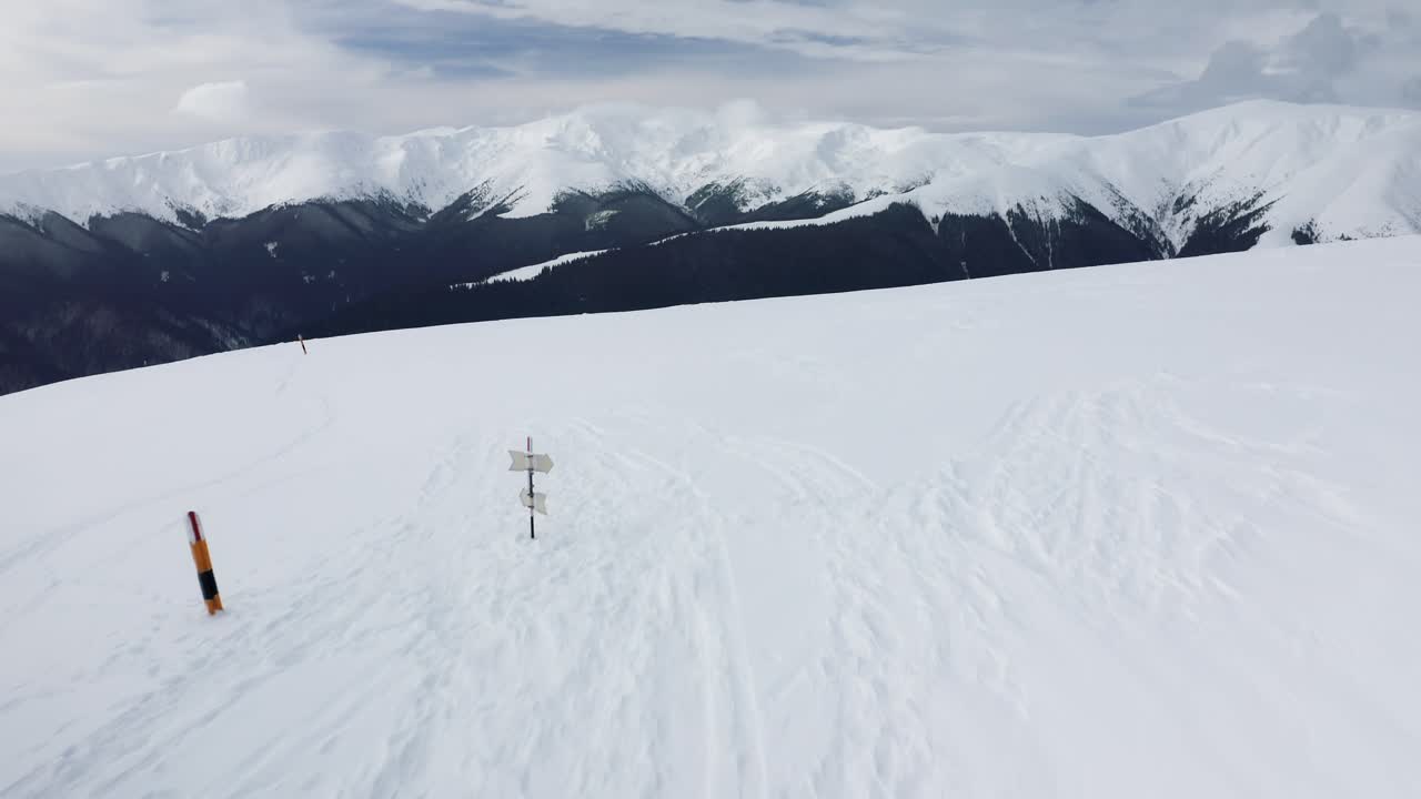 picos cubiertos de nieve de iezerul mare y batrana en rumania, durante el día