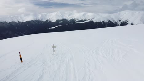 Schneebedeckte-Gipfel-Von-Iezerul-Mare-Und-Batrana-In-Rumänien,-Tagsüber