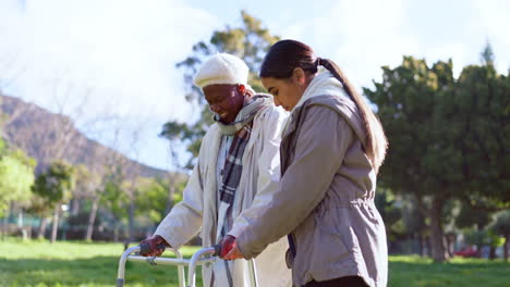 mujer mayor, caminante y cuidadora al aire libre