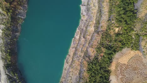 vista aérea del paisaje de un lago de cantera