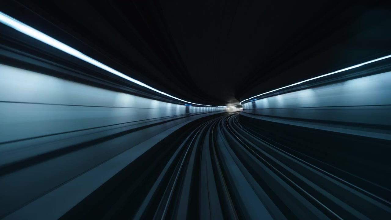 Vista in rapido movimento dall'interno di un treno della metropolitana in un tunnel
