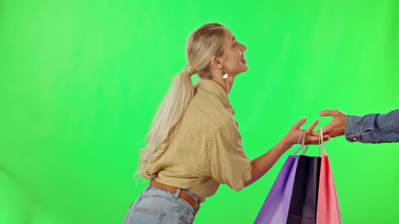 여성, 전화 및 쇼핑 가방 거래