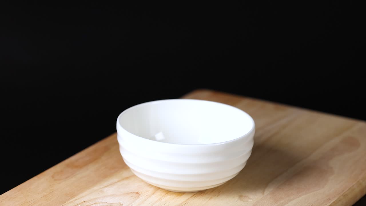 кусочки персика падают в белую миску